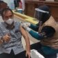Ketua DPRD Inhil, Dr. Ferryandi Setelah Selesai Melakukan Vaksinasi Covid-19 Dosis Lanjutan (booster), Senin (25/1/22). FOTO : Arsyad/LT