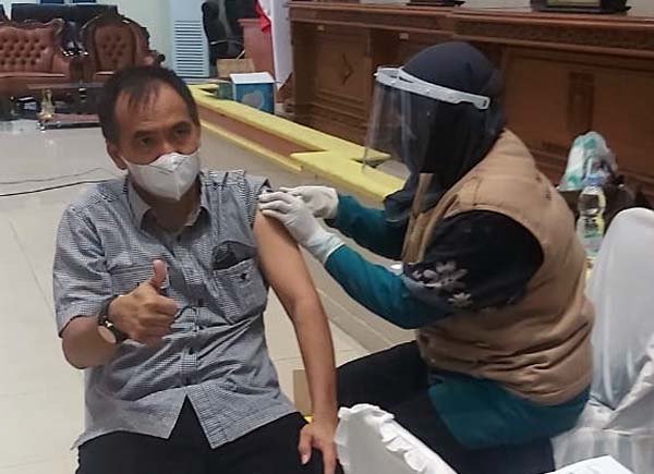 Ketua DPRD Inhil, Dr. Ferryandi Setelah Selesai Melakukan Vaksinasi Covid-19 Dosis Lanjutan (booster), Senin (25/1/22). FOTO : Arsyad/LT
