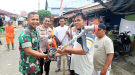 Dandim 0416/Bute Letkol Inf Arief Widyanto, S.E., M.Han Pimpin Giat Karya Bakti di Pasar Atas Muaro Bungo. FOTO : PENDIM