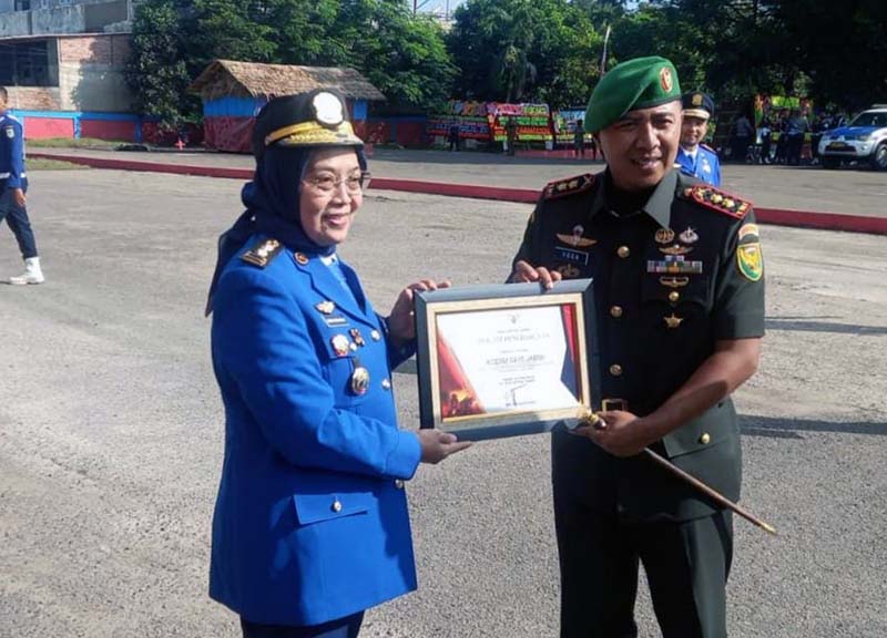 Pj Walikota Jambi Sri Purwaningsih, S.H., MAP Menyerahkan Piagam Penghargaan kepada Dandim 0415/Jambi Letkol inf Yoga Cahya Prasetya sebagai Tim Respon Time dalam mendukung penanggulangan kebakaran dan penyelamatan di kota Jambi. FOTO : Dhea