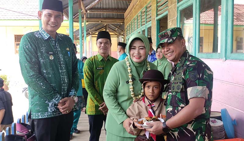 Kodim 0419 Gelar Program Dapur Masuk Sekolah di SDN 100/V Desa Sungai Gebar. FOTO : PENDIM