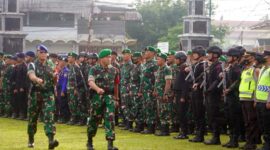 Kasrem 042/Gapu Kolonel Inf Ali Aminudin Memeriksa Kesiapan Pasukan Pengamanan VVIP Pengamanan Kunjungan Kerja  Ibu Negara Hj. Iriana Joko Widodo di lapangan upacara Makorem 042/Gapu, Rabu (19/10/22). FOTO : Penrem