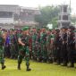 Kasrem 042/Gapu Kolonel Inf Ali Aminudin Memeriksa Kesiapan Pasukan Pengamanan VVIP Pengamanan Kunjungan Kerja  Ibu Negara Hj. Iriana Joko Widodo di lapangan upacara Makorem 042/Gapu, Rabu (19/10/22). FOTO : Penrem