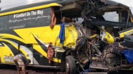 Bus Terlibat Lakalantas Mengalami Rusak Parah di Bagian Depan. FOTO : Noval.