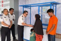 DUKUNG KEMANDIRIAN EKONOMI: Kepala Lapas Kelas IIB Kuala Tungkal, Iwan Darmawan, menyerahkan secara simbolis bantuan gerobak usaha kepada Ibu Nurmiati, orang tua dari salah satu warga binaan, Selasa (21/04). (Foto: Humas Lapas Kuala Tungkal)