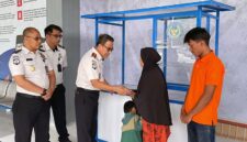 DUKUNG KEMANDIRIAN EKONOMI: Kepala Lapas Kelas IIB Kuala Tungkal, Iwan Darmawan, menyerahkan secara simbolis bantuan gerobak usaha kepada Ibu Nurmiati, orang tua dari salah satu warga binaan, Selasa (21/04). (Foto: Humas Lapas Kuala Tungkal)