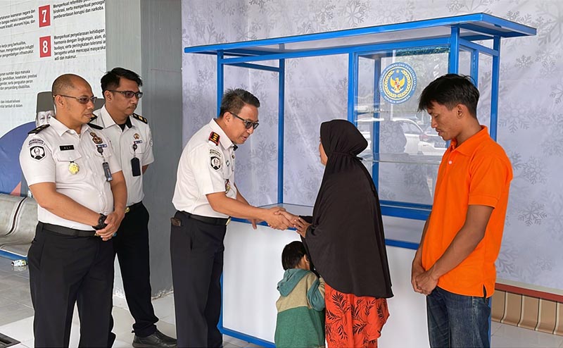 DUKUNG KEMANDIRIAN EKONOMI: Kepala Lapas Kelas IIB Kuala Tungkal, Iwan Darmawan, menyerahkan secara simbolis bantuan gerobak usaha kepada Ibu Nurmiati, orang tua dari salah satu warga binaan, Selasa (21/04). (Foto: Humas Lapas Kuala Tungkal)