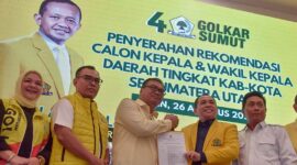 Asri Ludin Tambunan-Lomlom Terima B1 KWK Golkar. FOTO : RZ/LT