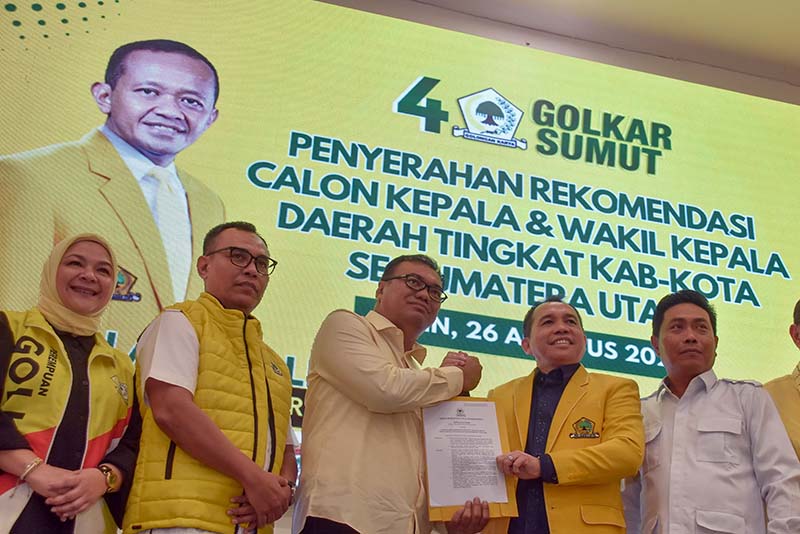 Asri Ludin Tambunan-Lomlom Terima B1 KWK Golkar. FOTO : RZ/LT