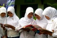 FOTO : Ilustrasi Siswa Madrasah Mengenakan Seragam Pakai Jilbab