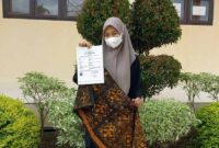 Novia Eviliana Menunjukan Sudat Dokumen Hak Cipta dari dari Kementrian Hukum dan HAM terkait Hak Cipta 3 karya seni batik. FOTO : Ist
