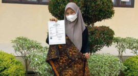 Novia Eviliana Menunjukan Sudat Dokumen Hak Cipta dari dari Kementrian Hukum dan HAM terkait Hak Cipta 3 karya seni batik. FOTO : Ist