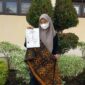 Novia Eviliana Menunjukan Sudat Dokumen Hak Cipta dari dari Kementrian Hukum dan HAM terkait Hak Cipta 3 karya seni batik. FOTO : Ist