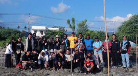 Mapala Pawana FMIPA Universitas Tadulako Tanam Mangrove di Pantai Mamboro Barat, Kamis (29/7/23). FOTO : PANITIA