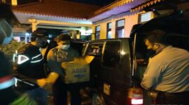 Polisi menghentikan kendaraan di kawasan Pasar Kliwon, yang ternyata berisi minuman keras, Kamis (3/2/2022) dini hari. (Istimewa/Polresta Polresta Solo)