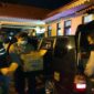 Polisi menghentikan kendaraan di kawasan Pasar Kliwon, yang ternyata berisi minuman keras, Kamis (3/2/2022) dini hari. (Istimewa/Polresta Polresta Solo)