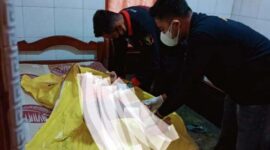 Polisi Polres Bungo Melakukan Olah TKP dan Evakuasi Jasad anak berinisial MG (5), warga Kelurahan Jayasetia, Kecamatan Pasar Muarabungo, Kabupaten Bungo pada Sabtu (28/5) pagi ditemukan tewas di kamar salah satu hotel. Sebelunya, MG dilaporkan hilang oleh pihak keluarga. FOTO : Metrojambi.com 

