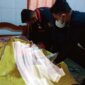 Polisi Polres Bungo Melakukan Olah TKP dan Evakuasi Jasad anak berinisial MG (5), warga Kelurahan Jayasetia, Kecamatan Pasar Muarabungo, Kabupaten Bungo pada Sabtu (28/5) pagi ditemukan tewas di kamar salah satu hotel. Sebelunya, MG dilaporkan hilang oleh pihak keluarga. FOTO : Metrojambi.com 

