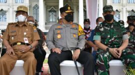 Kasrem 042/Gapu Kolonel Inf M Yamin Dano Saat Hadiri Apel Gelar Pasukan Operasi Ketupat 2022 di lapangan Kantor Gubernur Jambi, Jumat (22/4/22). FOTO : Penrem