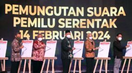 Peluncuran hari pemilu serentak oleh Komisi Pemilihan Umum (KPU) Reno Esnir/Antara Foto