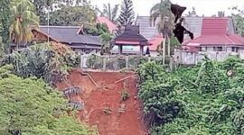 Tampak Pagar Rumah Dinas Bupati Merangin nyaris Terbawa Longsoran. FOTO : Noval/Ist.