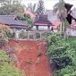 Tampak Pagar Rumah Dinas Bupati Merangin nyaris Terbawa Longsoran. FOTO : Noval/Ist.
