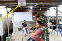 FOTO : Anggota Satuan Tugas (Satgas) TNI Manunggal Membangun Desa (TMMD) ke 108 Kodim 0419/Tanjab Saat Memangkas Rambut Warga di lokasi TMMD, Rabu (08/07/20).