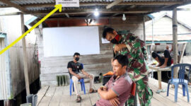 FOTO : Anggota Satuan Tugas (Satgas) TNI Manunggal Membangun Desa (TMMD) ke 108 Kodim 0419/Tanjab Saat Memangkas Rambut Warga di lokasi TMMD, Rabu (08/07/20).