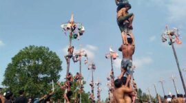 Peserta lomba kategori Dewasa saat mengikuti Lomba Panjat Pinang, Sabtu (12/8/23). FOTO : LT