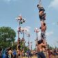 Peserta lomba kategori Dewasa saat mengikuti Lomba Panjat Pinang, Sabtu (12/8/23). FOTO : LT