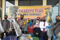 Kapolres Kerinci AKBP Agung Wahyu Nugroho, SIK, MH didampingi Kasat Satresnarkoba IPTU Masrisal saat Gelar Pres Rilis, Senin (25/10/21). FOTO : DIP
