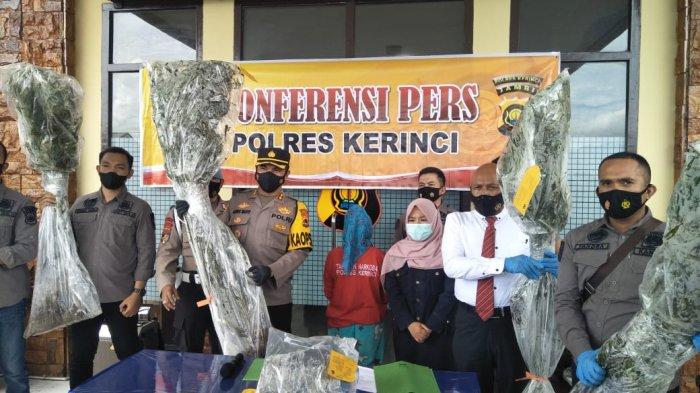 Kapolres Kerinci AKBP Agung Wahyu Nugroho, SIK, MH didampingi Kasat Satresnarkoba IPTU Masrisal saat Gelar Pres Rilis, Senin (25/10/21). FOTO : DIP