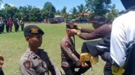 Kapolres Muaro Jambi AKBP Yuyan Priatmaja, SIK, MH Saat Memasang Baret Kepada Salah Satu Bintara Remaja, Sabtu (6/8/22). FOTO : Noval