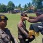 Kapolres Muaro Jambi AKBP Yuyan Priatmaja, SIK, MH Saat Memasang Baret Kepada Salah Satu Bintara Remaja, Sabtu (6/8/22). FOTO : Noval