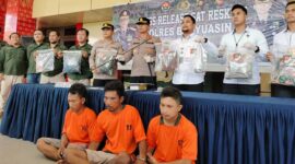 Sepupu Jadi Dalang Perampok Sadis Tewaskan Petani di Banyuasin. Pores Banyuasin Gelar Pres Rilis. [FOTO : Detik.com]