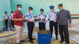 Kemenkumham Jambi memusnahkan sebanyak 33 Handphone (HP) milik narapidana hasil razia di Lembaga Pemasyarakatan (Lapas) Kelas IIA Jambi, Selasa (29/3/22). FOTO : Dhea