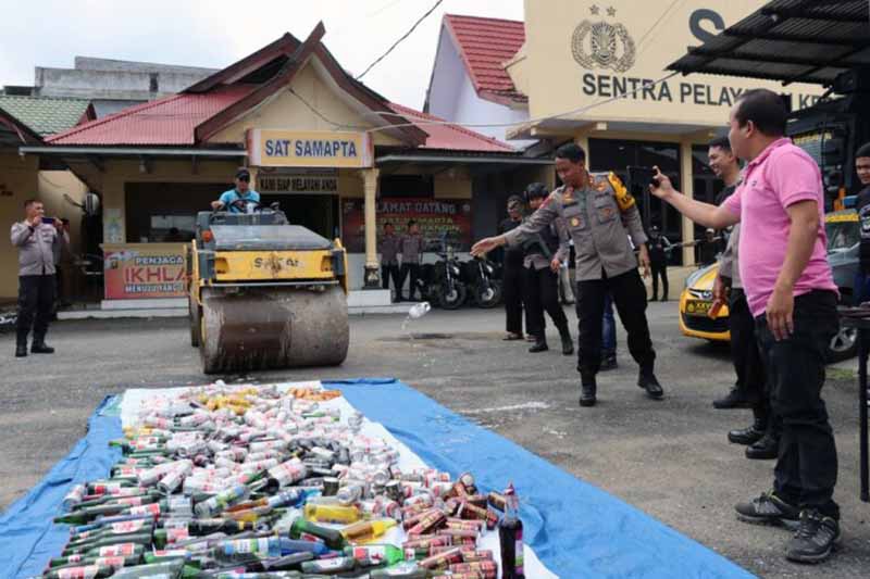 Kapolres Merangin, AKBP Dewa Ngakan Nyoman Arinata saat Memimpin Pemusnahan Ratusan Botol Miras di Halaman Mapolres Merangin, Rabu (28/12/22). FOTO : HMs