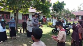 Polsek Jaluko BRIPTU M.C.Simamora SH senantiasa sambangi Sekolah Dasar Negeri 143 Tengiris Dusun Suka Makmur Desa Muhajirin Kecamatan Jaluko, Rabu (22/12/21). FOTO : HUMAS PMJ
