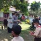 Polsek Jaluko BRIPTU M.C.Simamora SH senantiasa sambangi Sekolah Dasar Negeri 143 Tengiris Dusun Suka Makmur Desa Muhajirin Kecamatan Jaluko, Rabu (22/12/21). FOTO : HUMAS PMJ