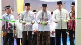 Pemotongan Pita Peresmian Masjid Anwar Sadat oleh Bupati Tanjung Jabung Barat, H. Anwar Sadat didampingi Wakil Bupati Dr. H. Katamso di Desa Suban, Kecamatan Batang Asam, Jumat (24/10/25). FOTO : PROKOPIM