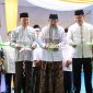 Pemotongan Pita Peresmian Masjid Anwar Sadat oleh Bupati Tanjung Jabung Barat, H. Anwar Sadat didampingi Wakil Bupati Dr. H. Katamso di Desa Suban, Kecamatan Batang Asam, Jumat (24/10/25). FOTO : PROKOPIM