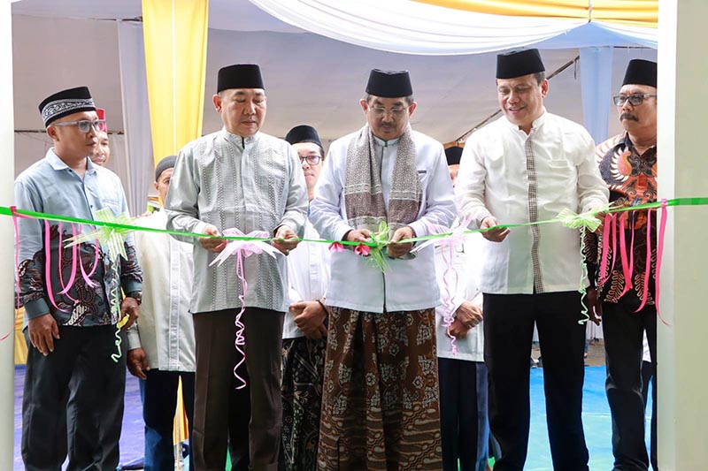 Pemotongan Pita Peresmian Masjid Anwar Sadat oleh Bupati Tanjung Jabung Barat, H. Anwar Sadat didampingi Wakil Bupati Dr. H. Katamso di Desa Suban, Kecamatan Batang Asam, Jumat (24/10/25). FOTO : PROKOPIM