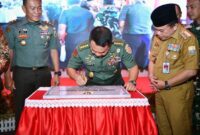 Kasad Jenderal TNI Dr. Dudung Abdurachman Menandatangai Prasasti Peresmian Gedung Baru Makorem 042/Gapu. [FOTO : Dispenad]
