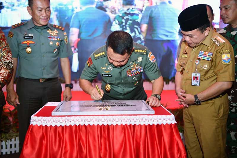 Kasad Jenderal TNI Dr. Dudung Abdurachman Menandatangai Prasasti Peresmian Gedung Baru Makorem 042/Gapu. [FOTO : Dispenad]