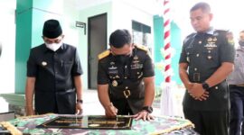 Danrem 042/Gapu Brigjen TNI Supriono bersama Bupati teken Prasasti peresmian renovasi Kantor Makodim 0419/Tanjab disaksikan Letkol Inf Erwan Susanto. Jum'at (1/4/2022) FOTO : PENDIM 0419/Tanjab