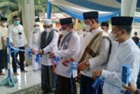 Wakil Gubernur Jambi H. Abdullah Sani Memotong Pita Meresmikan Masjid Al-Muta'allimin Desa Rantau Badak, Kecamatan Muara Papalik, Jumat (20/08/21).