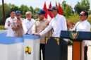 Presiden Republik Indonesia, Prabowo Subianto, didampingi Menteri Koordinator Bidang Pangan Zulkifli Hasan (ketiga kiri), secara simbolis meresmikan penyelesaian pembangunan jalan daerah sepanjang 1.151 kilometer di Kabupaten Sampang, Jawa Timur, Selasa (23/6/2026). (Foto: BPMI Setpres)