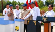 Presiden Republik Indonesia, Prabowo Subianto, didampingi Menteri Koordinator Bidang Pangan Zulkifli Hasan (ketiga kiri), secara simbolis meresmikan penyelesaian pembangunan jalan daerah sepanjang 1.151 kilometer di Kabupaten Sampang, Jawa Timur, Selasa (23/6/2026). (Foto: BPMI Setpres)