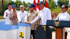 Presiden Republik Indonesia, Prabowo Subianto, didampingi Menteri Koordinator Bidang Pangan Zulkifli Hasan (ketiga kiri), secara simbolis meresmikan penyelesaian pembangunan jalan daerah sepanjang 1.151 kilometer di Kabupaten Sampang, Jawa Timur, Selasa (23/6/2026). (Foto: BPMI Setpres)