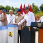 Presiden Republik Indonesia, Prabowo Subianto, didampingi Menteri Koordinator Bidang Pangan Zulkifli Hasan (ketiga kiri), secara simbolis meresmikan penyelesaian pembangunan jalan daerah sepanjang 1.151 kilometer di Kabupaten Sampang, Jawa Timur, Selasa (23/6/2026). (Foto: BPMI Setpres)